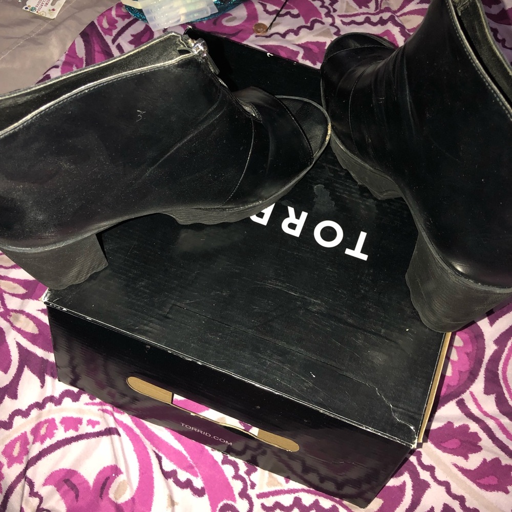 Black heeled ankle booties that zip up the front - Picture 3 of 4
